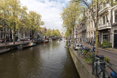 Amsterdam, Hollanda - 20 Nisan 2017: Canal sahne bir bisiklet, tekne ve Red Light District geleneksel Hollanda evleri ile. Amsterdam. Hollanda