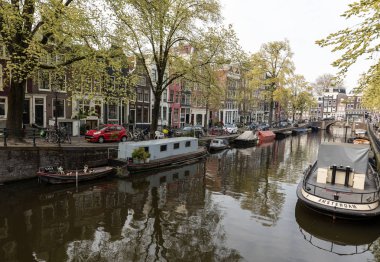Amsterdam, Hollanda - 20 Nisan 2017: Geleneksel tarihi Hollanda gable evleri yanında kanal Amsterdam Hollanda