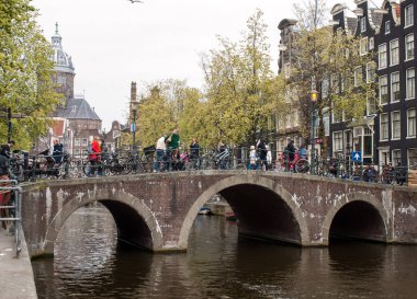 Amsterdam, Hollanda - 20 Nisan 2017: Güzel manzarasına Amsterdam kanalları ile Köprü ve tipik Hollanda ev sahipliği yapmaktadır. Hollanda 