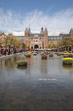 Amsterdam, Hollanda - 22 Nisan 2017: Rijksmuseum Ulusal Müzesi ile ben Amsterdam işaret ve Lale yansıtan Havuzu. Amsterdam, Hollanda