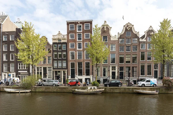 Amsterdam Holandia Kwietnia 2017 Canal Sceny Rowerów Łodzi Tradycyjnych Holenderskich — Zdjęcie stockowe