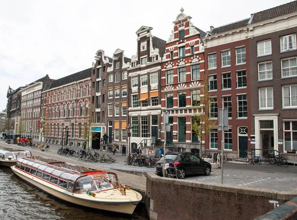 Amsterdã Holanda Abril 2017 Casas Tradicionais Holandesas Lado Canal Amsterdã — Fotografia de Stock