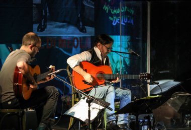 Krakov, Polonya - 2 Kasım 2018: Amerikan jazz fusion ve Latin caz gitaristi Al Di Meola canlı performans Kijow.Centre sahne alanı'nda Krakow, Polonya