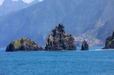 Madeira Adası, Porto Moniz 'deki sahil şeridi. Portekiz