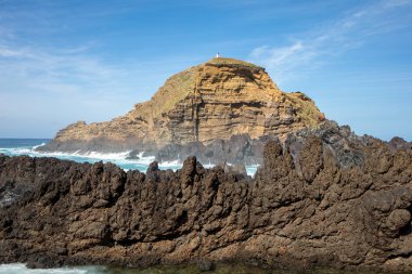 Madeira Adası, Porto Moniz 'deki sahil şeridi. Portekiz