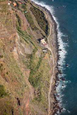 Portekiz, Madeira Adası 'ndaki Cabo Girao' dan Avrupa 'nın en yüksek uçurumuna bakın.
