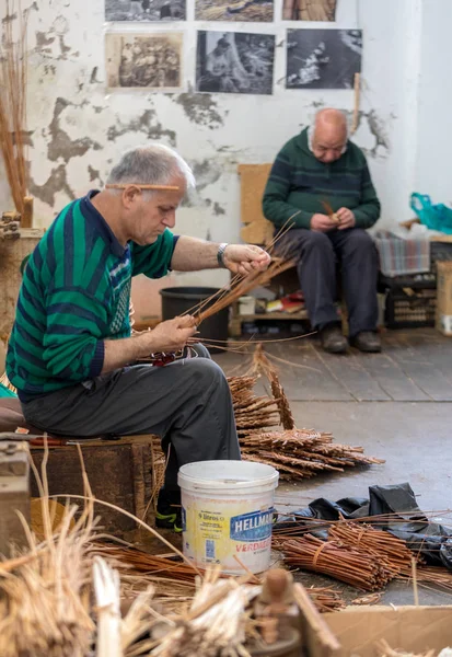 Camacha Madeira Portugal April 2018 Een Mandenwever Aan Het Werk — Stockfoto