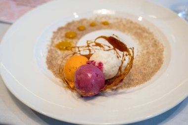 Dondurma karamel ve şeker ile dekore edilmiş renkli kaşık toz