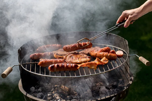 Ohälsosam Men Välsmakande Grillad Korv Och Kött — Stockfoto