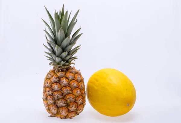 Reife Frische Ananas Und Gelbe Melone Isoliert Auf Weißem Hintergrund — Stockfoto
