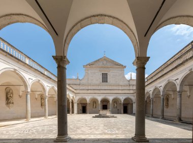 Montecassino, İtalya - 17 Haziran 2017: Cloister Benedictine abbey Montecassino. İtalya