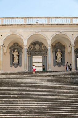 Montecassino, İtalya - 17 Haziran 2017: Cloister, Bramante, Montecassino Benedictine abbey. İtalya