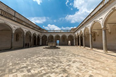 Montecassino, İtalya - 17 Haziran 2017: Cloister Benedictine abbey Montecassino. İtalya