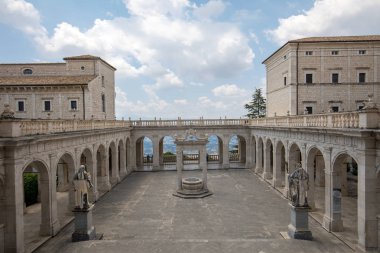 Montecassino, İtalya - 17 Haziran 2017: Cloister Benedictine abbey Montecassino. İtalya