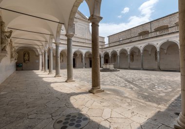 Montecassino, İtalya - 17 Haziran 2017: Cloister Benedictine abbey Montecassino. İtalya