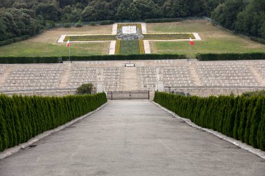 Montecassino, İtalya - 17 Haziran 2017: Lehçe savaş Mezarlığı'nda Monte Cassino - 19 Mayıs 1944 11 Monte Cassino savaşta ölen Polonyalı asker bir mezarlık. İtalya
