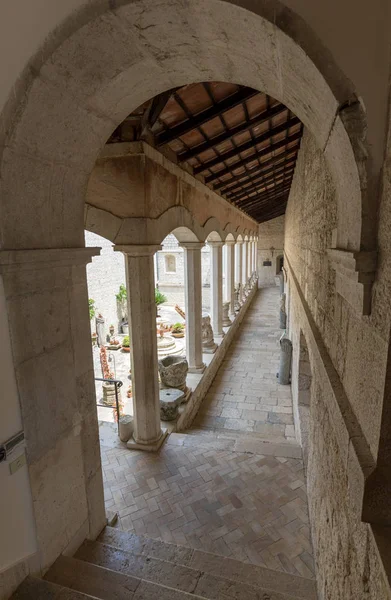 Montecassino, İtalya - 17 Haziran 2017: Cloister Benedictine abbey Montecassino. İtalya