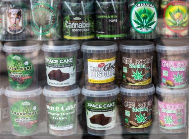 Amsterdam, Hollanda - 20 Nisan 2017: Vitrin Amsterdam, Hollanda'da esrar çerezleri bir seçim