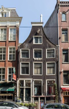 Amsterdam, Hollanda - 20 Nisan 2017: Geleneksel tarihi Hollanda gable evleri yanında kanal Amsterdam Hollanda