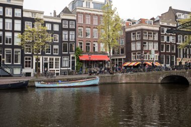 Amsterdam, Hollanda - 20 Nisan 2017: Canal sahne bir bisiklet, tekne ve Red Light District geleneksel Hollanda evleri ile. Amsterdam. Hollanda