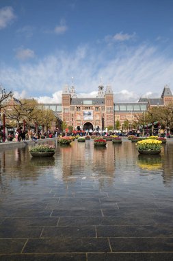 Amsterdam, Hollanda - 22 Nisan 2017: Rijksmuseum Ulusal Müzesi ile ben Amsterdam işaret ve Lale yansıtan Havuzu. Amsterdam, Hollanda