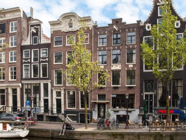 Amsterdam, Hollanda - 20 Nisan 2017: Canal sahne bir bisiklet, tekne ve Red Light District geleneksel Hollanda evleri ile. Amsterdam. Hollanda