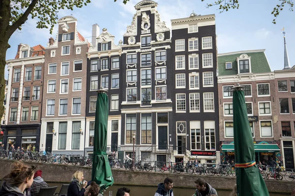 Амстердам Нидерланды Апреля 2017 Года Люди Сидят Кафе Тротуаре Канала — стоковое фото