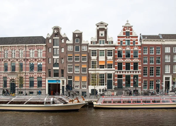 Amsterdam Nizozemsko Dubna 2017 Tradiční Historické Nizozemské Štítovou Vedle Kanálu — Stock fotografie