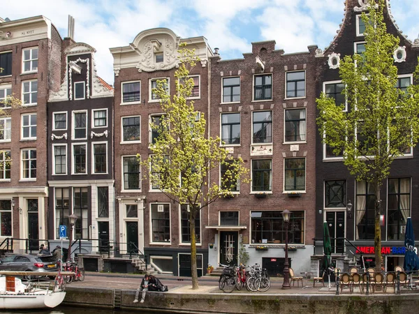 Амстердам Нидерланды Апреля 2017 Года Сцена Канала Велосипедами Лодками Традиционными — стоковое фото