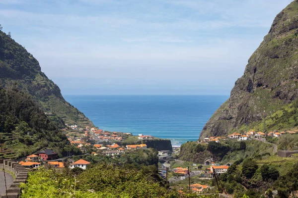  Sao Vicente 'nin çevresindeki köy ve teras ekimi. Madeira Adası, Portekiz 'in kuzey kıyısı.