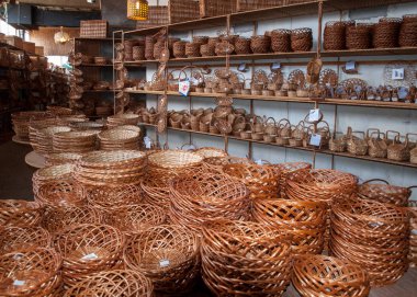 Camacha, Madeira, Portekiz - 19 Nisan 2018: Hasır sepetleri satış Camacha Madeira Adası üzerinde bir fabrika dükkanda. Portekiz