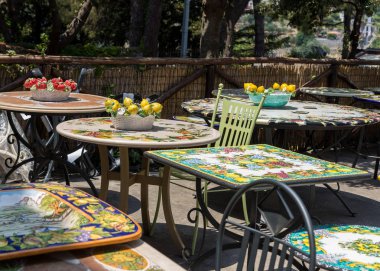 Ravello, İtalya - 16 Haziran 2017: Sanatsal seramik ürünleri satışında Ravello için. Amalfi Coast üzerinde büyüleyici bir kasaba onun el boyaması sanatsal cermic için bilinir. Campania. İtalya