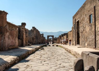 Pompei, İtalya - 15 Haziran 2017: Bir eski Arnavut kaldırımlı sokakta Pompei, İtalya kalıntıları. Roma şehri Vesuvius volkan tarafından tahrip.