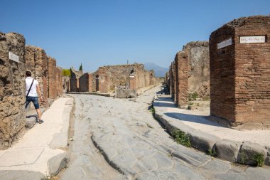 Pompei, İtalya - 15 Haziran 2017: Bir eski Arnavut kaldırımlı sokakta Pompei, İtalya kalıntıları. Roma şehri Vesuvius volkan tarafından tahrip.