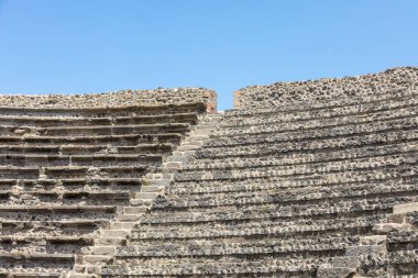  Antik Pompei, İtalya. Pompeii 'deki Küçük Tiyatro. Bu tiyatronun çatısı vardı ve muhtemelen müzikal gösteriler ve şiir okumaları için kullanılıyordu.