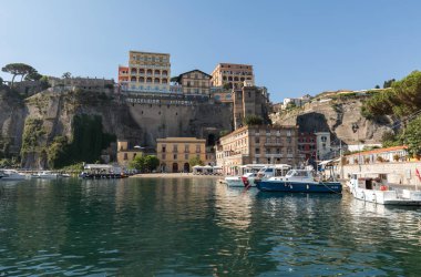 Sorrento, İtalya - 13 Haziran 2017: Ev ve Otel Sorrento kayalıklarla üzerinde görünümünü. Napoli Körfezi, Campania, İtalya