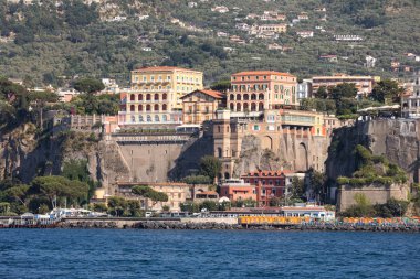 Sorrento, İtalya - 13 Haziran 2017: Şehir, su, Campania, İtalya görüldüğü gibi Sorrento