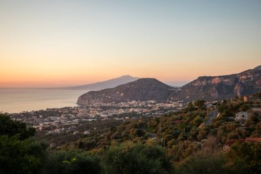 Napoli Körfezi ve Vesuvius romantik günbatımı. Sorrento. İtalya
