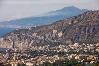 Sorrento. İtalya. Sorrento ve Napoli Körfezindeki havadan görünümü. 