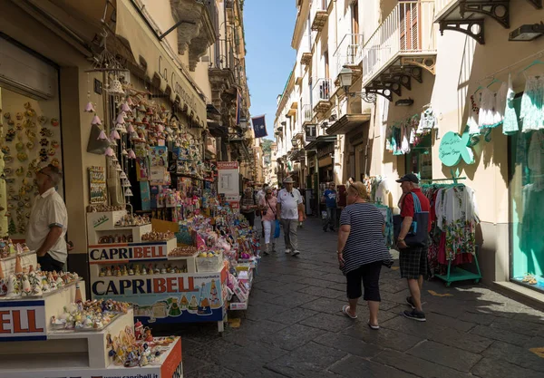 Sorrento Włochy Czerwca 2017 Zakupy Wąskich Uliczkach Miasta Sorrento Pobliżu — Zdjęcie stockowe