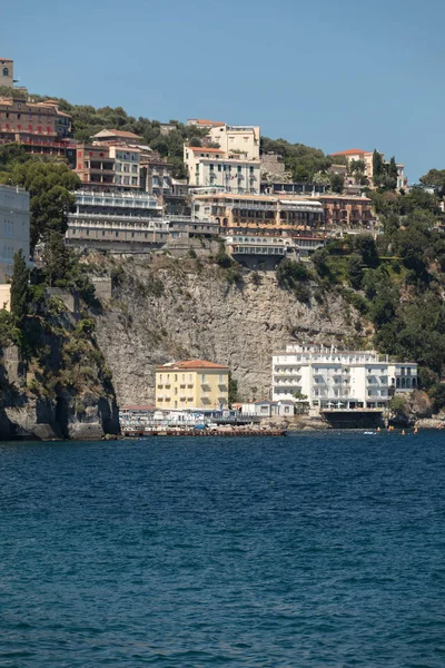 Pohled Domy Hotely Útesech Sorrento Neapolský Záliv Campania Itálie — Stock fotografie