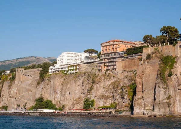 Вид Дома Гостиницы Скалах Сорренто Неапольский Залив Кампания Италия — стоковое фото