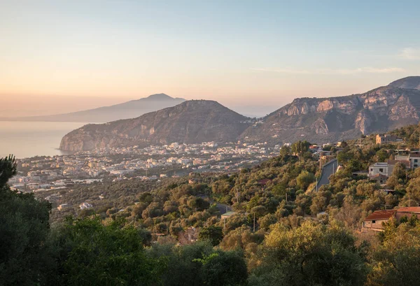 Romantiska Solnedgången Neapelbukten Och Vesuvius Sorrento Italien — Stockfoto