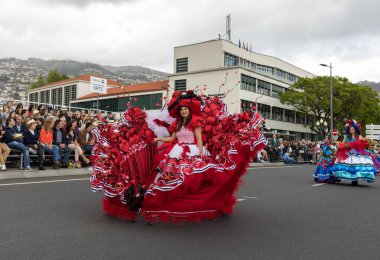 Funchal; Madeira; Portekiz - 22 Nisan; 2018: bir grup kadın renkli kostümleri dans Madeira çiçek Festivali geçit töreninde Funchal, Madeira Adası üzerinde. Portekiz.