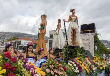 Funchal; Madeira; Portekiz - 22 Nisan; 2018: kızlar çiçek float Madeira çiçek Festivali geçit töreninde Funchal Madeira Adası, üzerinde renkli kostümleri. Portekiz.