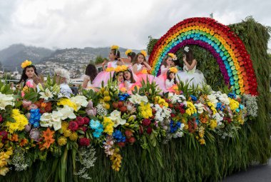 Funchal; Madeira; Portekiz - 22 Nisan; 2018: Madeira çiçek Festivali geçit töreninde Funchal Madeira Adası, çiçek kayan nokta üzerinde renkli kostümleri çocuklar. Portekiz.