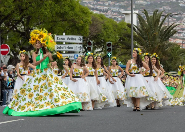 フンシャル マデイラ ポルトガル 2018 ヒマワリをモチーフにしたカラフルなドレスの女性のグループはマデイラ島のフンシャル マデイラの花フェスティバル パレードで踊っています ポルトガル — ストック写真