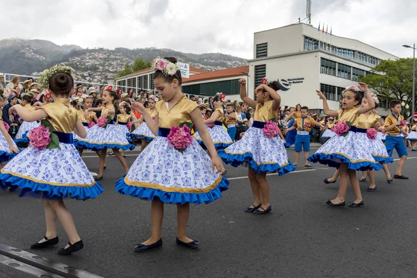 フンシャル マデイラ ポルトガル 2018 カラフルな衣装で女の子のグループ マデイラ島のフンシャル マデイラの花フェスティバル パレードで踊っています ポルトガル — ストック写真