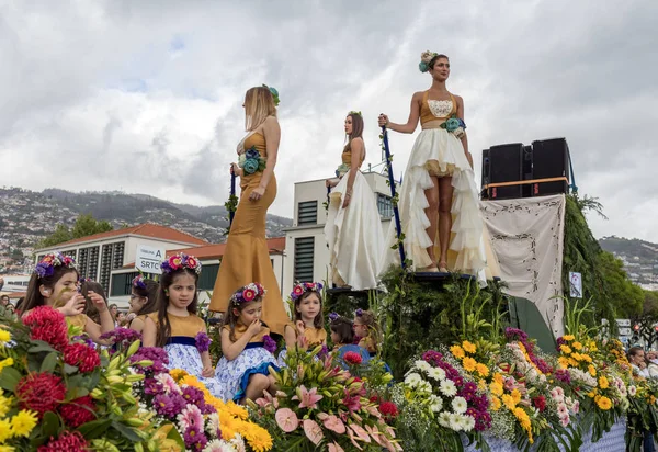 Funchal Madeira Portugal April 2018 Girls Colorful Costumes Floral Float — Stock Photo, Image