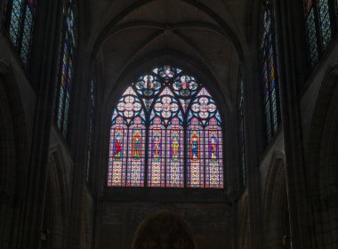 Troyes, Fransa - 31 Ağustos 2018: Renkli vitray pencereler içinde Basilique Saint-Urbain, Troyes, Fransa için 13 yüzyıl Gotik Kilisesi
